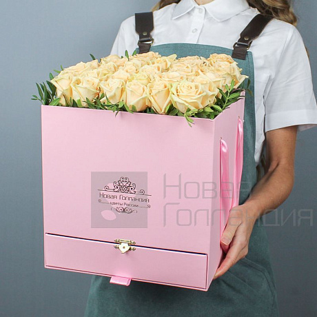 35 кремовых роз в большой белой коробке шкатулке с макарунсами №470 - Фото 1