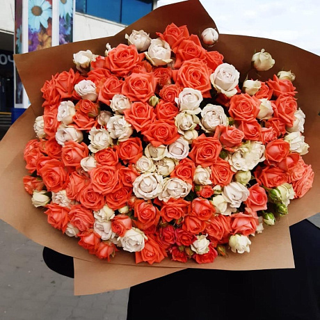 Букет из 61 кустовой розы - Фото 1