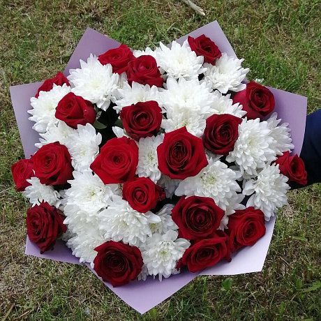 Букет из бордовых роз и хризантем - Фото 1