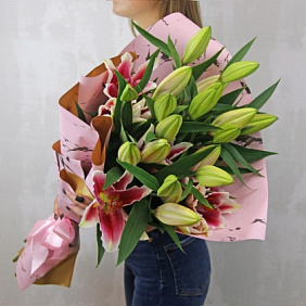 Букет из 7 малиновых ориентальных лилий в упаковке