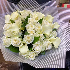 Каллы с розами