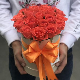 Коробки с цветами . Оранжевая роза 19 шт. N250