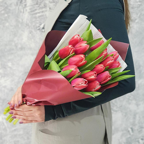 Букет из 15 тюльпанов в дизайнерской упаковке - Фото 1