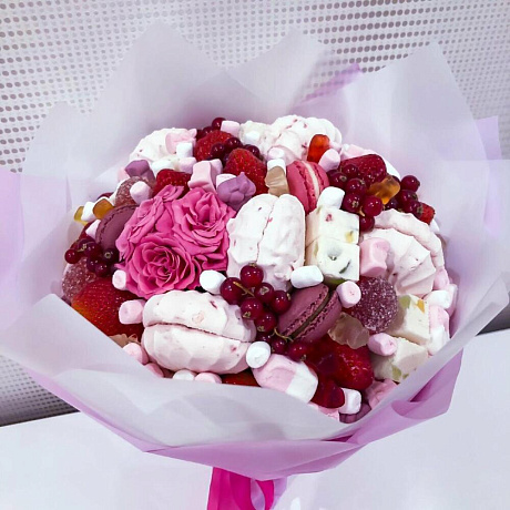 Букет с зефиром, ягодами, макарунами и розами - Фото 1