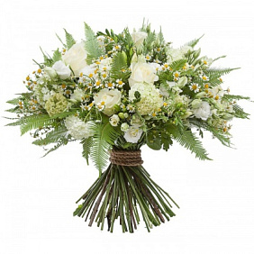 Букет из белых роз, эустом и ромашки