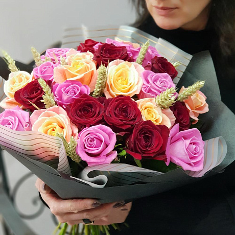 Букет из разноцветных роз с пшеницей Романтика в простом - Фото 1