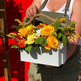 Ящик с цветами в желто оранжевой гамме 30 см