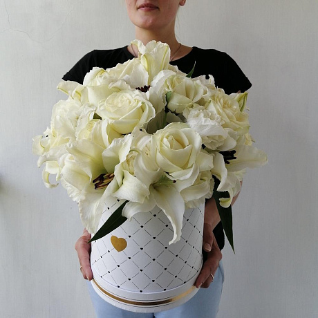 Коробка с лилиямия, розами и гвоздиками №161 - Фото 1
