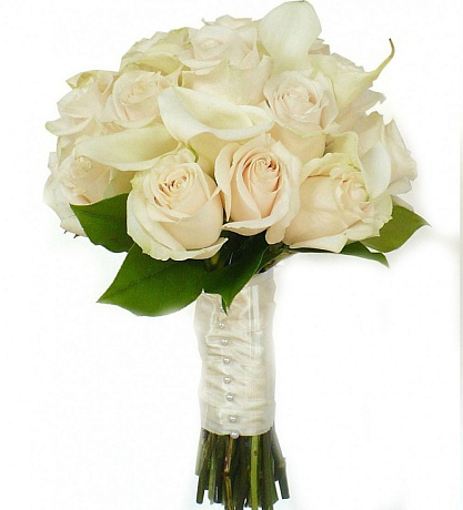 Букет невесты из белых роз и калл - Фото 1