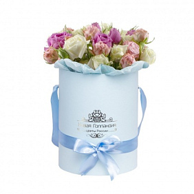 Микс пионовидных кустовых роз в голубой шляпной коробке №736