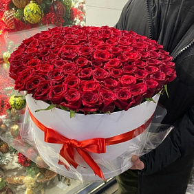 Цветы 101 роза в коробке