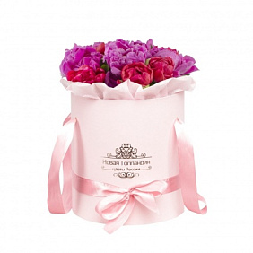 15 пионов ассорти в розовой шляпной коробке №767