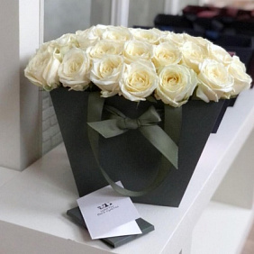 Белые розы в цветочной сумке