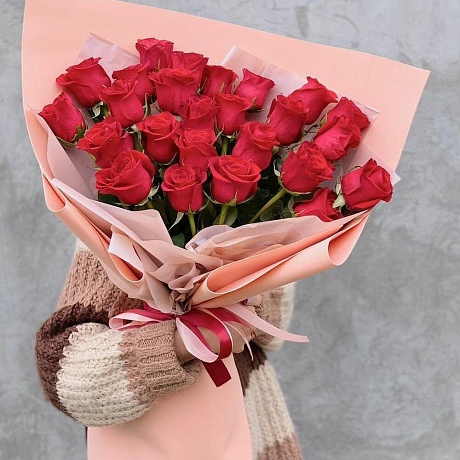 Букет из красных роз в стильной упаковке из фоамерана - Фото 1