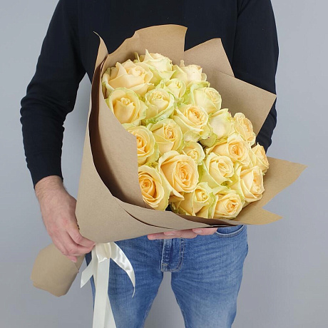 Букет из 21 персиковой розы в крафте - Фото 1