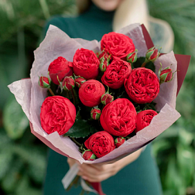 7 красных пионовидных роз Премиум