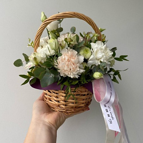 Корзиночка с нежными цветами