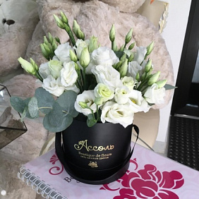 Цветы в коробке (эустома/эвкалипт)