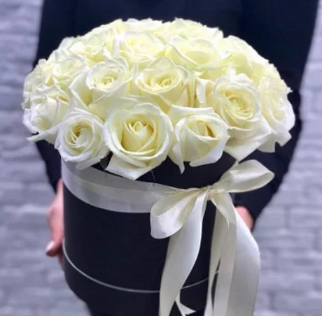 Букет из 25 белых роз черной бархатной шляпной коробке - Фото 1