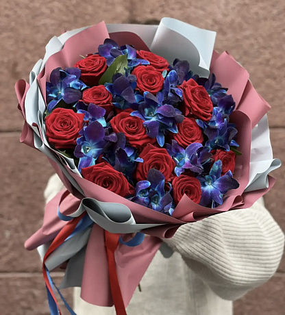 Розы и орхидеи в букете - Фото 1