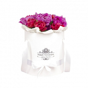 15 пионов ассорти в белой шляпной коробке №768