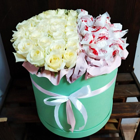 Авторская шляпная коробка "Розы и рафаэлки"