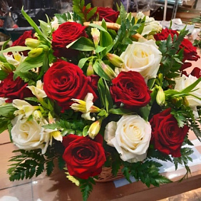 Корзина с цветами №238