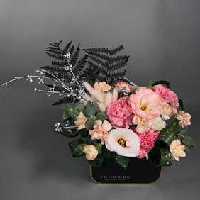 Композиция цветов с чёрным папоротником