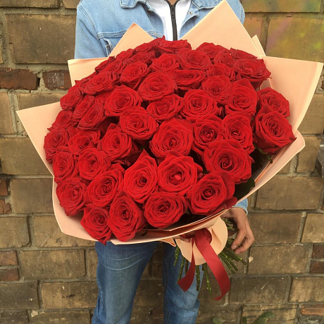 51 красная Роза в дизайнерской упаковке - Фото 1