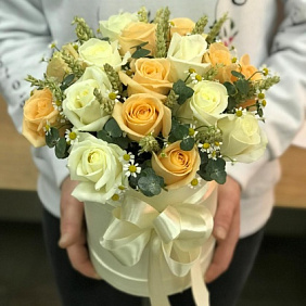 Коробки с цветами. Белые розы, кремовые розы , ромашка  шт. N314