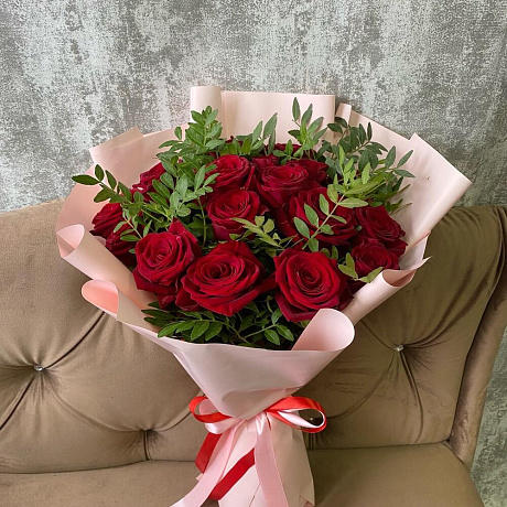 Букет из 19 красных роз с зеленью - Фото 1