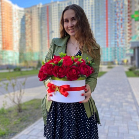 Розы с Raffaello в шляпной коробке