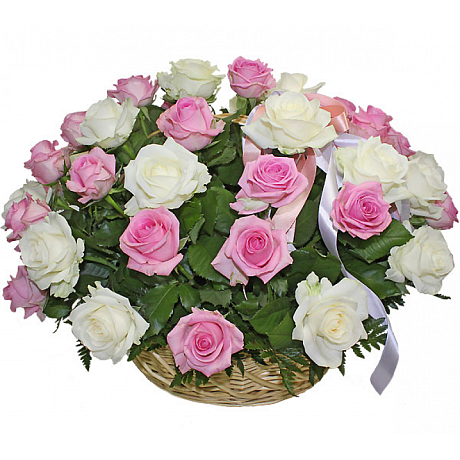 Букет из 25 белых и розовых роз в корзине - Фото 1