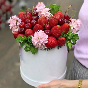 Клубника с гиацинтами и черешней