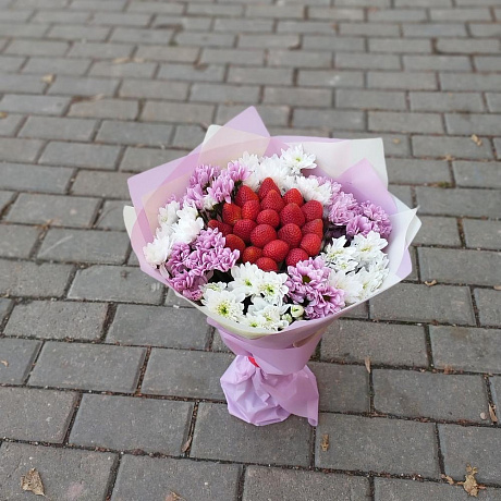 Букет из клубники с хризантемами - Фото 1