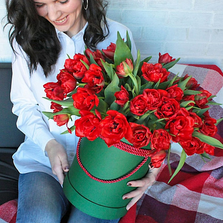 Красные тюльпаны в коробке - Фото 1