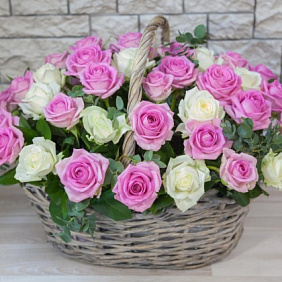 Корзина и 51 розы