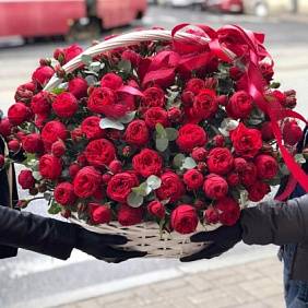 Корзина с роскошной пионовидной розой