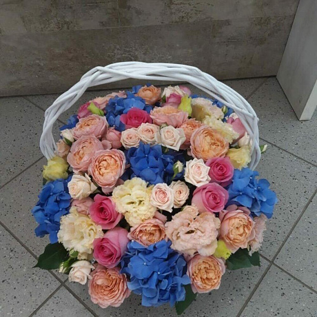 Букет цветов в корзине - Фото 1