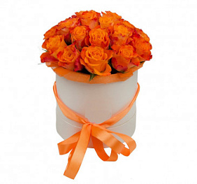 51 Оранжевая роза в большой белой шляпной коробке №314