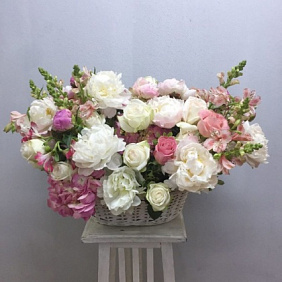 Корзина с пионами №165