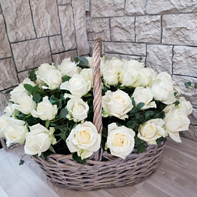 Корзина из 29 белых роз