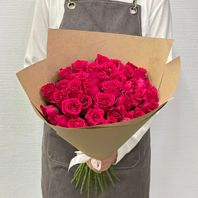 Букет из 21 Розы Кения Малиновые в крафтовой