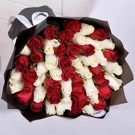 Букет из 51 разноцветной розы в упаковке - Фото 1