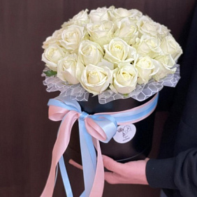 Белые розы в чёрной коробочке