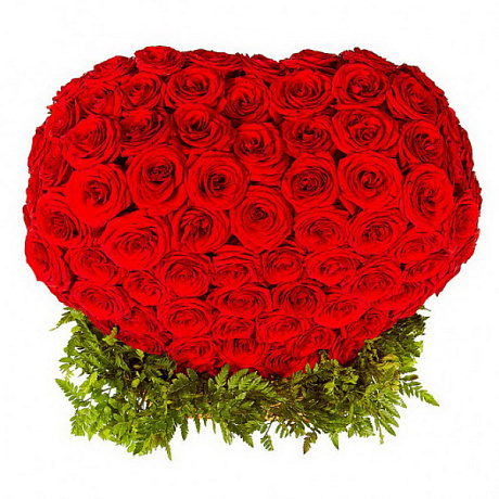 51 красная роза с папоротником в корзине - Фото 1