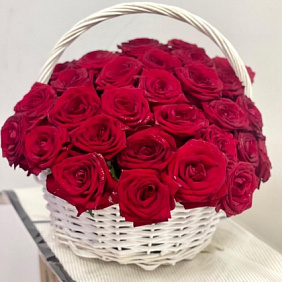 Корзина с 51 алой розой