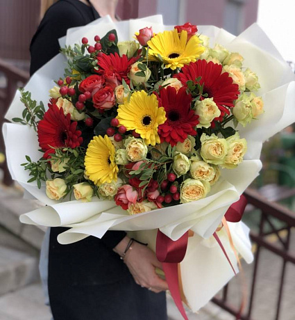 Букет из гербер, кустовых роз гиперикума - Фото 1