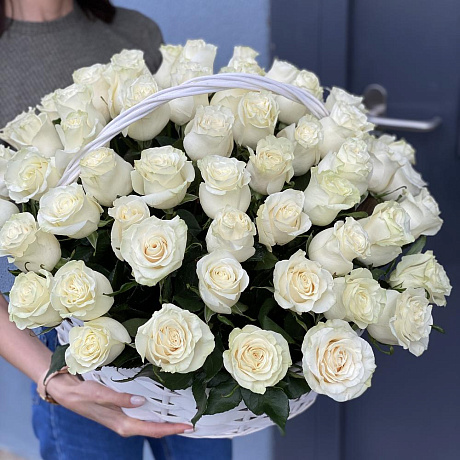 Корзина из белых роз Аваланж - Фото 1