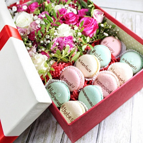 Коробка с цветами и макаронс средняя